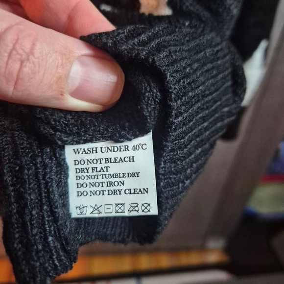 pre-loved Black Star Sweater -size XL - Picture 4 of 4